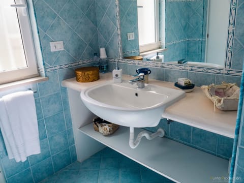 Deluxe Double Room | Bathroom | Shower, hair dryer, bathrobes, bidet