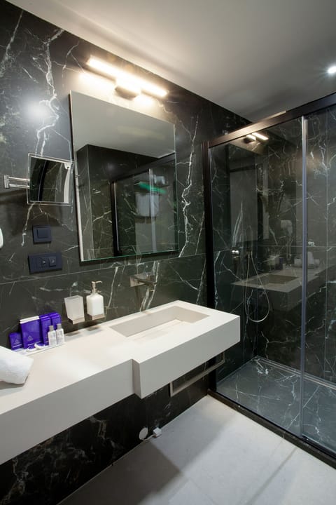 Superior Twin Room | Bathroom | Shower, rainfall showerhead, free toiletries, hair dryer