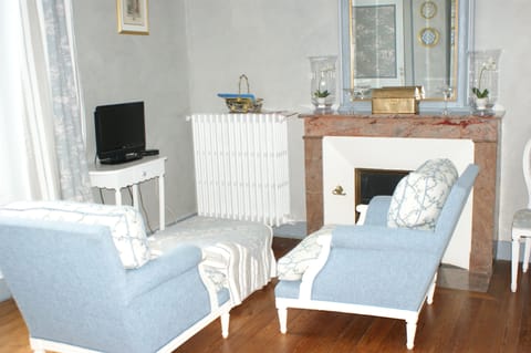 Double Room | Living room | Flat-screen TV