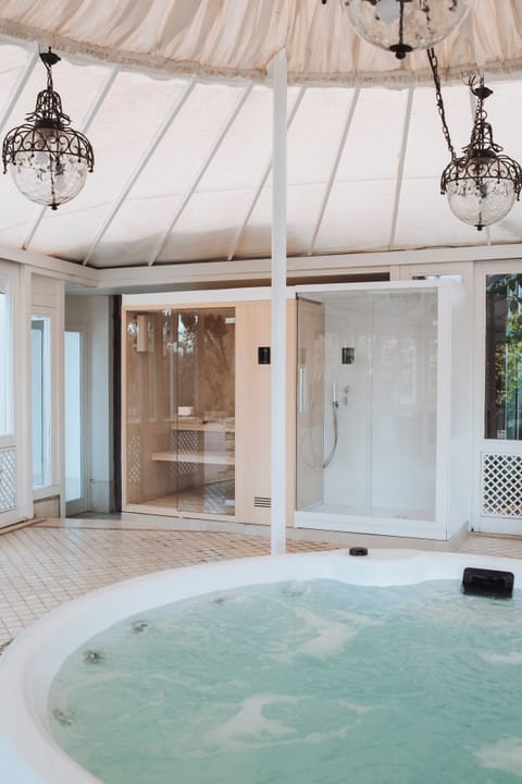 Sauna, spa tub