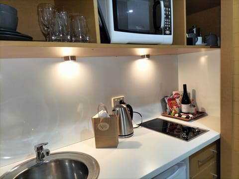 King Suite | Private kitchen | Mini-fridge, microwave, stovetop, toaster