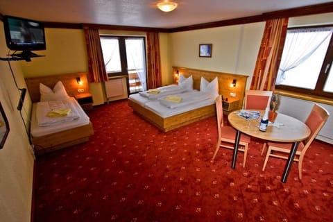 Standard Triple Room | Desk, blackout drapes, bed sheets