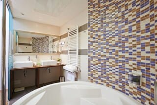 Superior Suite | Bathroom | Eco-friendly toiletries, hair dryer, slippers, towels