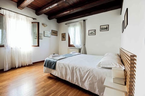 Romantic Double or Twin Room | Desk, free WiFi, bed sheets