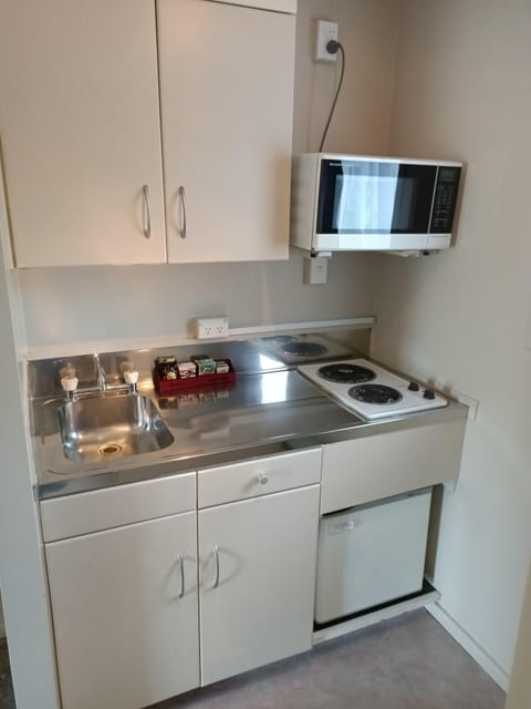 12. Queen Studio | Private kitchenette | Fridge, microwave, coffee/tea maker, cookware/dishes/utensils