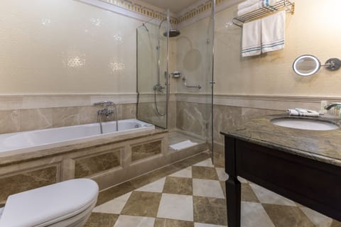 Royal Suite with City View | Bathroom | Shower, free toiletries, hair dryer, slippers