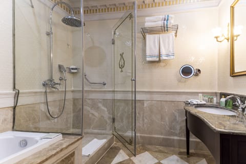 Royal Suite with City View | Bathroom | Shower, free toiletries, hair dryer, slippers