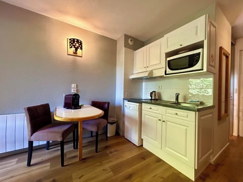 Comfort Studio, Kitchenette, Mountain View | Private kitchen | Mini-fridge, microwave, stovetop, espresso maker