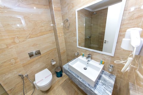 Deluxe Double or Twin Room, Balcony | Bathroom | Shower, free toiletries, hair dryer, slippers