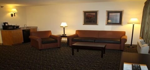 Suite | Living area | 32-inch flat-screen TV with cable channels, TV