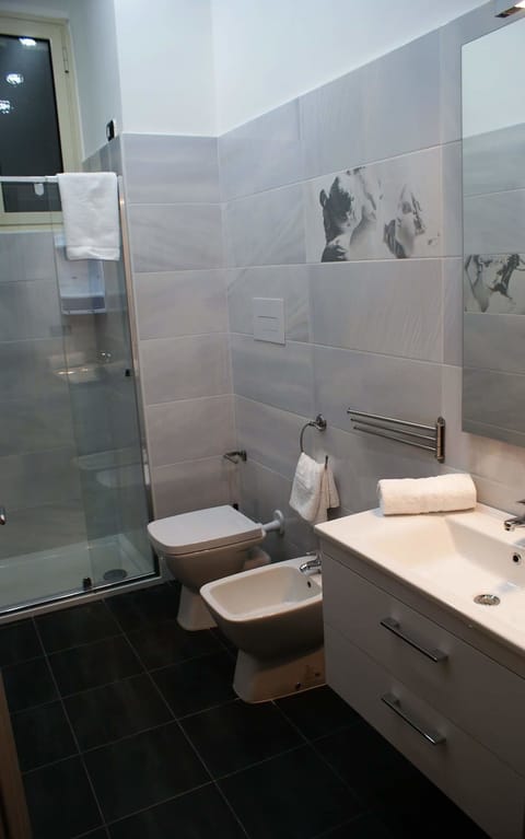 Double Room | Bathroom | Shower, free toiletries, hair dryer, bathrobes