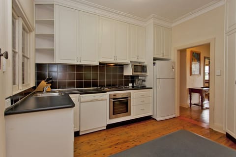 House, 2 Bedrooms | Private kitchen | Full-size fridge, microwave, oven, stovetop