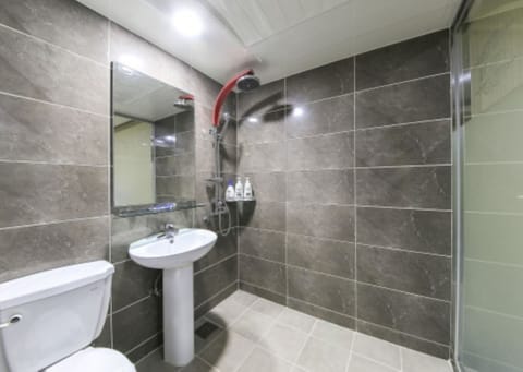 Standard Room | Bathroom | Free toiletries, hair dryer, towels