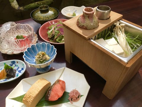 Daily cooked-to-order breakfast (JPY 3000 per person)