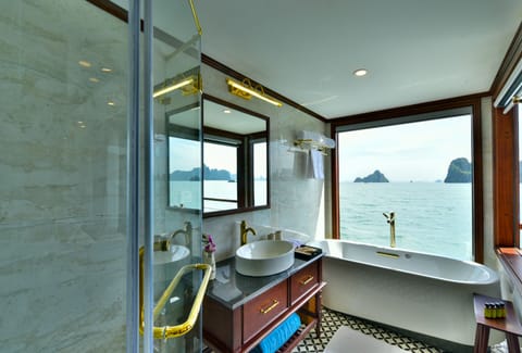 Captain Suite, Balcony | Bathroom | Combined shower/tub, free toiletries, hair dryer, slippers