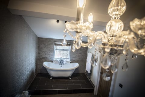 Presidential Suite | Bathroom | Free toiletries, hair dryer, towels, soap