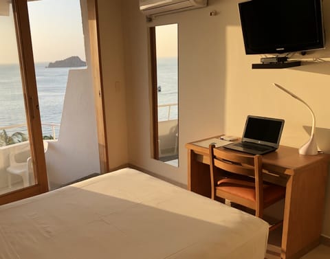 Superior Double Room, Ocean View | Premium bedding, minibar, in-room safe, desk