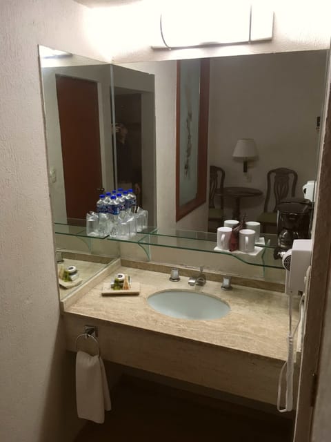 Double Room | Bathroom | Shower, free toiletries, hair dryer, towels