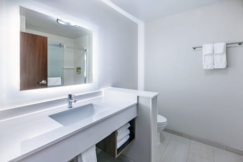 Standard Room, 1 King Bed (Leisure) | Bathroom | Towels