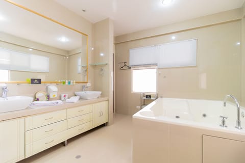 Standard Quadruple Room | Jetted tub