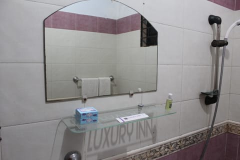 Standard Room | Bathroom | Deep soaking tub, free toiletries, bathrobes, towels