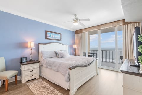 Family Condo, 3 Bedrooms, Jetted Tub, Beach View | Living area