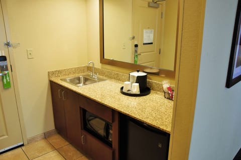 King Studio Suite Non Smoking | Private kitchen | Fridge, coffee/tea maker