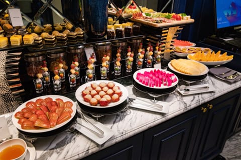 Daily continental breakfast (VND 230000 per person)