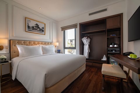 Deluxe Double Room with View | Hypo-allergenic bedding, minibar, in-room safe, desk