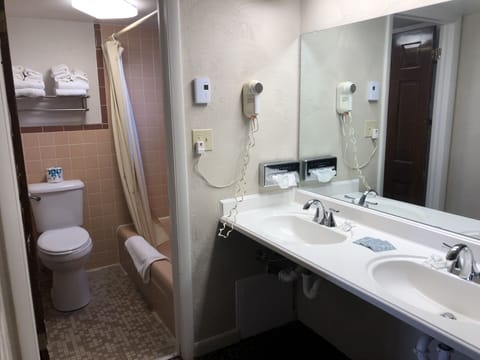 Standard Double Room | Bathroom | Combined shower/tub, towels, soap, shampoo