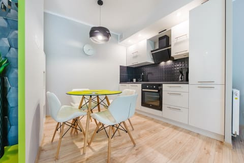 Apartment (661) | Private kitchenette | Fridge, stovetop, coffee/tea maker, electric kettle