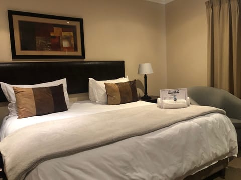 Luxury Suite | Premium bedding, minibar, desk, laptop workspace