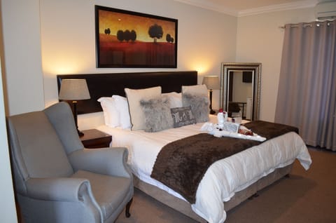 Luxury Suite | Premium bedding, minibar, desk, laptop workspace