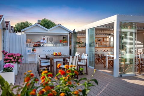 3 restaurants; lunch, dinner, and brunch served