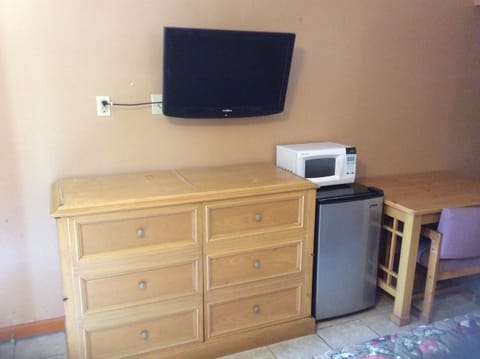 Standard Room, 1 King Bed, Non Smoking | Individually decorated, individually furnished, desk, blackout drapes