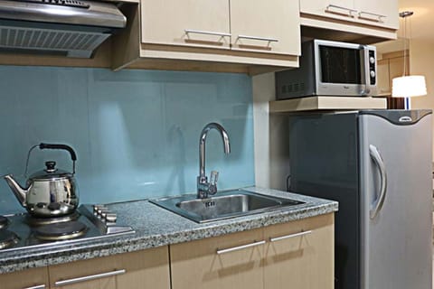 Studio Prime | Private kitchenette | Mini-fridge, cookware/dishes/utensils