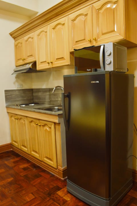 Studio Prime | Private kitchenette | Mini-fridge, cookware/dishes/utensils