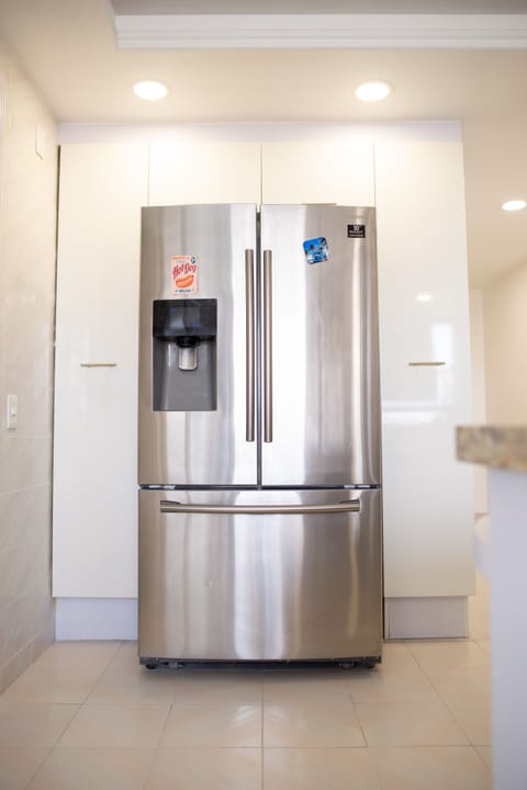 Full-size fridge, microwave, oven, stovetop