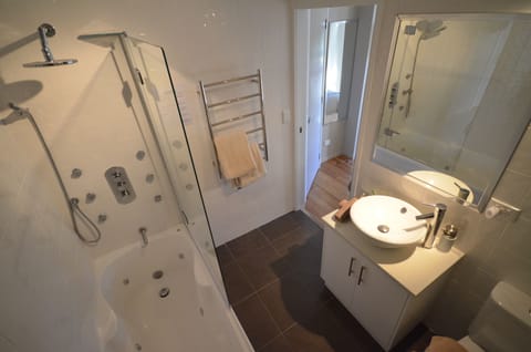 Executive Cottage, 2 Bedrooms, Jetted Tub | Bathroom | Shower, free toiletries, hair dryer, bathrobes