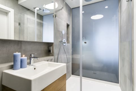 Studio Suite | Bathroom | Shower, rainfall showerhead, hair dryer, towels