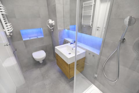 Studio Suite | Bathroom | Shower, rainfall showerhead, hair dryer, towels