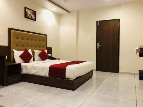 Deluxe Double Room | In-room safe, blackout drapes, iron/ironing board, free WiFi