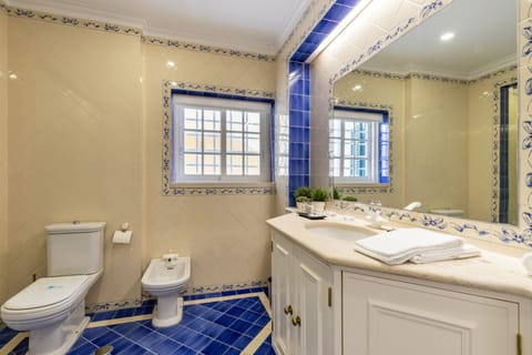 Deluxe Suite (5) | Bathroom | Rainfall showerhead, free toiletries, hair dryer, towels