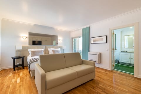 Executive Suite (4) | Premium bedding, free minibar items, in-room safe