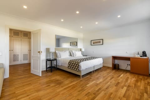Deluxe Suite (5) | Premium bedding, free minibar items, in-room safe