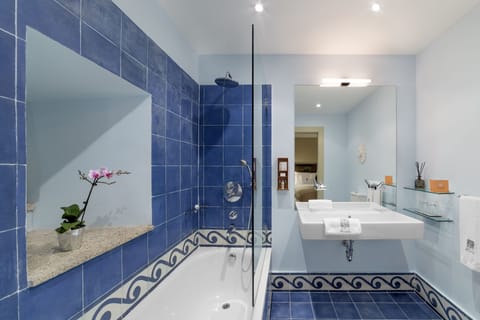 Superior Double or Twin Room (Manor House) | Bathroom | Shower, free toiletries, hair dryer, slippers