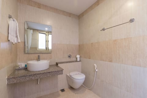 Junior Suite | Bathroom | Shower, rainfall showerhead, free toiletries, bathrobes