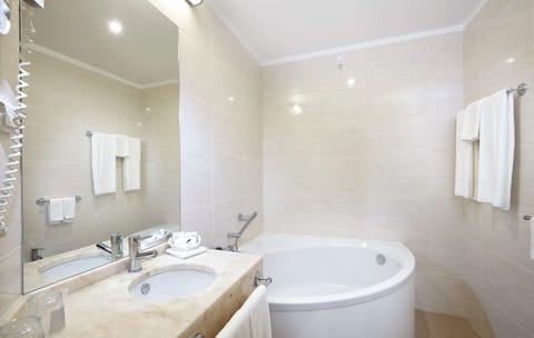 Superior Suite | Bathroom | Free toiletries, hair dryer, towels, soap