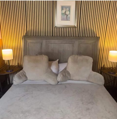 Unit C, Junior Suite, Outdoor Jacuzzi/Patio | Individually decorated, individually furnished, desk, laptop workspace