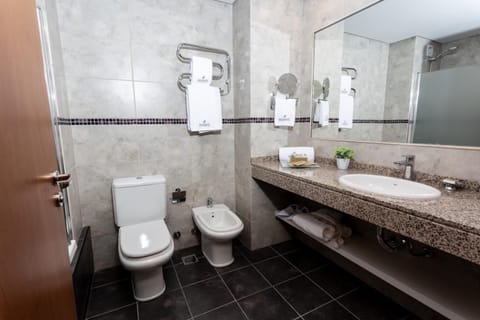 Executive Twin Room | Bathroom | Bidet, towels